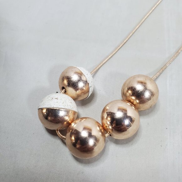 Vetta 5 bead gold chain necklace - Picture 3 of 5